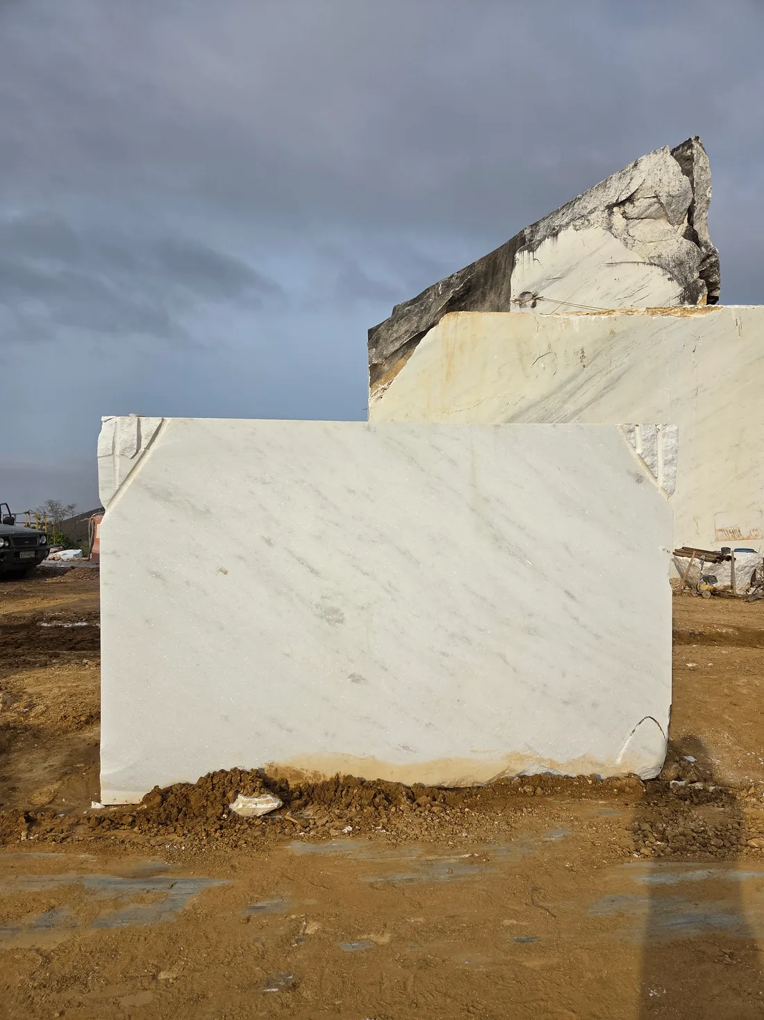 Bloco de mármore Lumina Prime, com veios marcantes